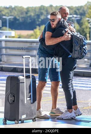 Il calciatore croato Nikola Vlasic ha visto salutare suo padre Josko all'aeroporto Dr. Franjo Tudjman di Zagabria, Croazia, il 5 ottobre 2020. La nazionale croata ha viaggiato per una partita amichevole con la Svizzera. Foto: Matija Habljak/PIXSELL Foto Stock