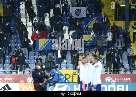 I sostenitori della Bosnia-Erzegovina sono raffigurati durante la partita di semifinale di Play-off UEFA euro 2020 tra Bosnia-Erzegovina e Irlanda del Nord allo Stadio Grbavica il 8 ottobre 2020 a Sarajevo, Bosnia-Erzegovina. Foto: Armin Drugut/PIXSELL Foto Stock