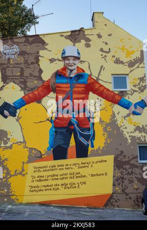 Donna alpinista, il primo di tre murales come parte della campagna di buona gente visto sulla parete dell'edificio in via Savska, a Zagabria, Croazia, il 14 ottobre 2020. Dopo la dichiarazione della pandemia di coronavirus, E subito dopo che Zagabria è stata colpita da un devastante terremoto, Zuja e la Birreria Zagreb hanno voluto ringraziare tutti i volontari e le buone persone che hanno aiutato i gruppi più vulnerabili nei momenti più difficili. Muri con disegni di volontari saranno a Spalato, Osijek e Zagabria Foto: Tomislav Miletic/PIXSELL Foto Stock