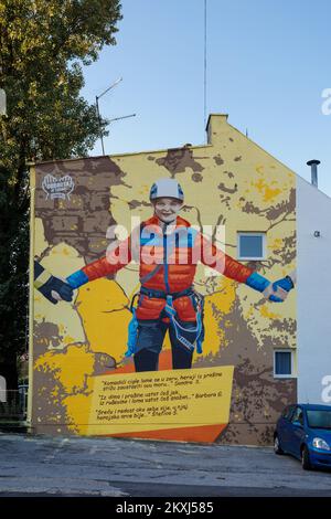 Donna alpinista, il primo di tre murales come parte della campagna di buona gente visto sulla parete dell'edificio in via Savska, a Zagabria, Croazia, il 14 ottobre 2020. Dopo la dichiarazione della pandemia di coronavirus, E subito dopo che Zagabria è stata colpita da un devastante terremoto, Zuja e la Birreria Zagreb hanno voluto ringraziare tutti i volontari e le buone persone che hanno aiutato i gruppi più vulnerabili nei momenti più difficili. Muri con disegni di volontari saranno a Spalato, Osijek e Zagabria Foto: Tomislav Miletic/PIXSELL Foto Stock