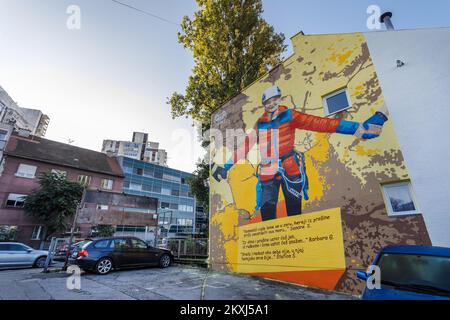 Donna alpinista, il primo di tre murales come parte della campagna di buona gente visto sulla parete dell'edificio in via Savska, a Zagabria, Croazia, il 14 ottobre 2020. Dopo la dichiarazione della pandemia di coronavirus, E subito dopo che Zagabria è stata colpita da un devastante terremoto, Zuja e la Birreria Zagreb hanno voluto ringraziare tutti i volontari e le buone persone che hanno aiutato i gruppi più vulnerabili nei momenti più difficili. Muri con disegni di volontari saranno a Spalato, Osijek e Zagabria Foto: Tomislav Miletic/PIXSELL Foto Stock