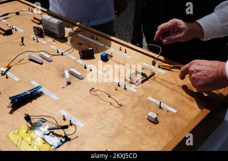Pianificazione e sicurezza delle emergenze - Troy, Alah. , 8 settembre 2011 - gli studenti osservano i molti volti del moderno IED (improvvisato dispositivo esplosivo) con Roger Mobley, istruttore di armi di distruzione di massa a FEMA, al Be Ready Day. In ricordo del 11 settembre 2001, Be Ready Day, ospitato dalla Troy University e sponsorizzato dall'EMA, ha sottolineato l'importanza di insegnare agli studenti la sicurezza in un certo numero di aree, tra cui la preparazione al tornado. Alabama forti tempeste, tornado, venti in linea retta, e alluvioni. Fotografie relative a disastri e programmi, attività e funzionari di gestione delle emergenze Foto Stock