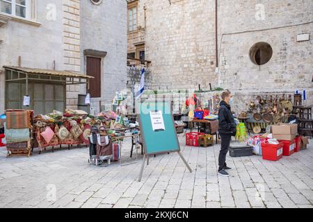 Preparativi per la ripresa di un film Olso, a Dubrovnik, Croazia, il 16 ottobre 2020. Il film è prodotto da HBO. Il regista e produttore del film è Bartlett Sher, un famoso regista teatrale di Broadway. Foto: Grgo Jelavic/PIXSELL Foto Stock