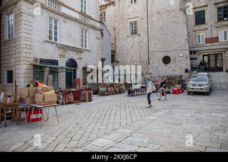 Preparativi per la ripresa di un film Olso, a Dubrovnik, Croazia, il 16 ottobre 2020. Il film è prodotto da HBO. Il regista e produttore del film è Bartlett Sher, un famoso regista teatrale di Broadway. Foto: Grgo Jelavic/PIXSELL Foto Stock