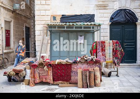 Preparativi per la ripresa di un film Olso, a Dubrovnik, Croazia, il 16 ottobre 2020. Il film è prodotto da HBO. Il regista e produttore del film è Bartlett Sher, un famoso regista teatrale di Broadway. Foto: Grgo Jelavic/PIXSELL Foto Stock