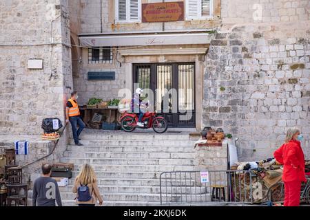 Preparativi per la ripresa di un film Olso, a Dubrovnik, Croazia, il 16 ottobre 2020. Il film è prodotto da HBO. Il regista e produttore del film è Bartlett Sher, un famoso regista teatrale di Broadway. Foto: Grgo Jelavic/PIXSELL Foto Stock