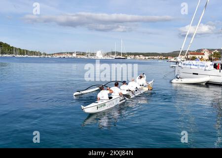 Il team Argonauts di Bjelovar è arrivato a Rogoznica, in Croazia, durante il progetto 'Adriatico senza fiato', il 21 ottobre 2020. Hanno in programma di fare 650 chilometri in una canoa a sei posti da Prevlaka a Savudrija in otto giorni. Il progetto avrebbe dovuto iniziare a maggio, ma è stato rimandato a causa della pandemia, quindi iniziano a canottare da Prevlaka lunedì 19 ottobre 2020. Con questo progetto, Agronauts sta cercando di rendere il pubblico consapevole che ci sono persone con una rara malattia di ipertensione polmonare che perdono il respiro ogni giorno. Foto: Hrvoje Jelavic/PIXSELL Foto Stock