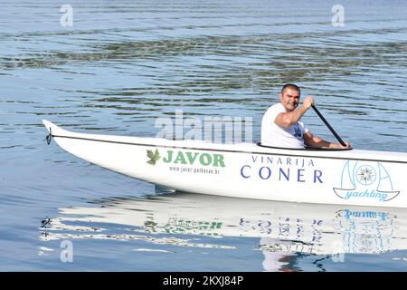 Il team Argonauts di Bjelovar è arrivato a Rogoznica, in Croazia, durante il progetto 'Adriatico senza fiato', il 21 ottobre 2020. Hanno in programma di fare 650 chilometri in una canoa a sei posti da Prevlaka a Savudrija in otto giorni. Il progetto avrebbe dovuto iniziare a maggio, ma è stato rimandato a causa della pandemia, quindi iniziano a canottare da Prevlaka lunedì 19 ottobre 2020. Con questo progetto, Agronauts sta cercando di rendere il pubblico consapevole che ci sono persone con una rara malattia di ipertensione polmonare che perdono il respiro ogni giorno. Foto: Hrvoje Jelavic/PIXSELL Foto Stock