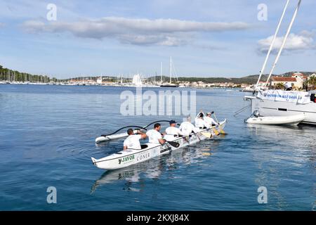 Il team Argonauts di Bjelovar è arrivato a Rogoznica, in Croazia, durante il progetto 'Adriatico senza fiato', il 21 ottobre 2020. Hanno in programma di fare 650 chilometri in una canoa a sei posti da Prevlaka a Savudrija in otto giorni. Il progetto avrebbe dovuto iniziare a maggio, ma è stato rimandato a causa della pandemia, quindi iniziano a canottare da Prevlaka lunedì 19 ottobre 2020. Con questo progetto, Agronauts sta cercando di rendere il pubblico consapevole che ci sono persone con una rara malattia di ipertensione polmonare che perdono il respiro ogni giorno. Foto: Hrvoje Jelavic/PIXSELL Foto Stock