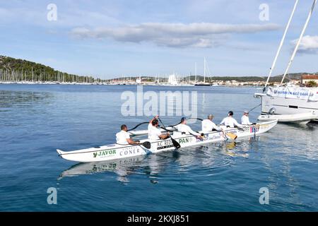 Il team Argonauts di Bjelovar è arrivato a Rogoznica, in Croazia, durante il progetto 'Adriatico senza fiato', il 21 ottobre 2020. Hanno in programma di fare 650 chilometri in una canoa a sei posti da Prevlaka a Savudrija in otto giorni. Il progetto avrebbe dovuto iniziare a maggio, ma è stato rimandato a causa della pandemia, quindi iniziano a canottare da Prevlaka lunedì 19 ottobre 2020. Con questo progetto, Agronauts sta cercando di rendere il pubblico consapevole che ci sono persone con una rara malattia di ipertensione polmonare che perdono il respiro ogni giorno. Foto: Hrvoje Jelavic/PIXSELL Foto Stock