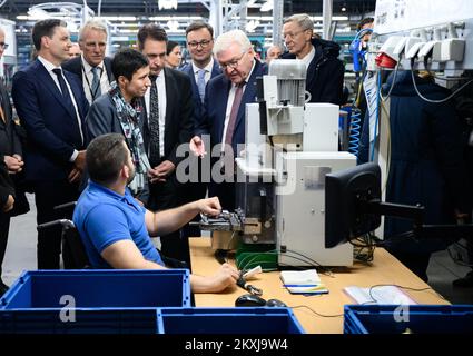 30 novembre 2022, Macedonia settentrionale, Kavadarci: Il presidente tedesco Frank-Walter Steinmeier visita lo stabilimento di Dräxlmaier a Kavadarci e parla con un dipendente. Lo stabilimento produce principalmente cablaggi. Il Gruppo Dräxlmaier, gestito dal proprietario, è un fornitore internazionale di automobili con circa 65 sedi in più di 20 paesi. Fondata in Germania nel 1958, l'azienda impiega attualmente circa 72.000 persone in tutto il mondo. Durante la sua gita di quattro giorni nei Balcani, il presidente tedesco Steinmeier sta visitando i paesi del nord della Macedonia e dell'Albania. Oltre alla situazione nella regione e alla e Foto Stock