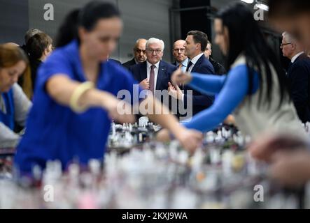 30 novembre 2022, Macedonia del Nord, Kavadarci: Il presidente tedesco Frank-Walter Steinmeier visita lo stabilimento di Dräxlmaier a Kavadarci ed è stato visitato da Stefan Brandl (r), CEO del Gruppo Dräxlmaier. In primo piano, vengono prodotti cablaggi. Il Gruppo Dräxlmaier, gestito dal proprietario, opera come fornitore internazionale di automobili in circa 65 sedi in più di 20 paesi. Fondata in Germania nel 1958, l'azienda impiega attualmente circa 72.000 persone in tutto il mondo. Durante la sua gita di quattro giorni nei Balcani, il presidente tedesco Steinmeier sta visitando i paesi del nord della Macedonia Foto Stock