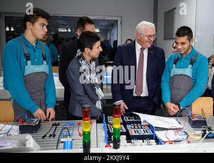 30 novembre 2022, Macedonia settentrionale, Kavadarci: Il presidente tedesco Frank-Walter Steinmeier visita lo stabilimento di Dräxlmaier a Kavadarci e parla agli apprendisti. Lo stabilimento produce principalmente cablaggi. Il Gruppo Dräxlmaier, gestito dal proprietario, è attivo come fornitore internazionale di automobili in circa 65 sedi in oltre 20 paesi. Fondata in Germania nel 1958, l'azienda impiega attualmente circa 72.000 persone in tutto il mondo. Durante la sua gita di quattro giorni nei Balcani, il presidente tedesco Steinmeier sta visitando i paesi del nord della Macedonia e dell'Albania. Oltre alla situazione nella regione e l'effe Foto Stock