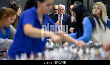 30 novembre 2022, Macedonia settentrionale, Kavadarci: Il presidente tedesco Frank-Walter Steinmeier visita lo stabilimento di Dräxlmaier a Kavadarci e visita la fabbrica. In primo piano, vengono prodotti cablaggi. Il Gruppo Dräxlmaier, gestito dal proprietario, è attivo come fornitore internazionale di automobili in circa 65 sedi in oltre 20 paesi. Fondata in Germania nel 1958, l'azienda impiega attualmente circa 72.000 persone in tutto il mondo. Durante la sua gita di quattro giorni nei Balcani, il presidente tedesco Steinmeier sta visitando i paesi del nord della Macedonia e dell'Albania. Oltre alla situazione del reg Foto Stock