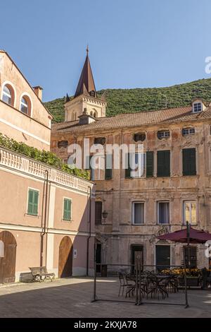 Finalborgo, Italia - 04-07-2021: Strade caratteristiche nel centro storico di Finalborgo Foto Stock