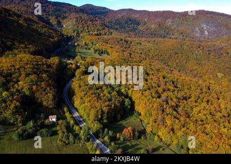 Foto aerea della strada attraverso la più antica montagna d'autunno della Romanija in Bosnia-Erzegovina su 23. Ottobre 2020. Foto: Armin Durgut/PIXSELL Foto Stock