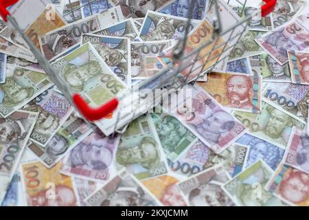 Kune croate nel carrello. Il governo croato prevede un calo del 9,4 per cento del prodotto interno lordo (PIL) nel 2020 a Zagabria, Croazia, rispetto al 28. Ottobre, 2020. Foto: Igor Kralj/PIXSELL Foto Stock