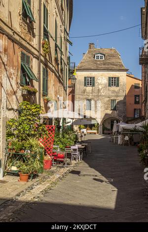 Finalborgo, Italia - 04-07-2021: Strade caratteristiche nel centro storico di Finalborgo Foto Stock