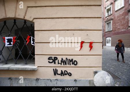 I residenti di Lubiana danno sostegno alle donne in Polonia, a Lubiana, Slovenia, il 01 novembre 2020. La decisione della Corte costituzionale in Polonia ha drasticamente ridotto il diritto all'aborto, che ha provocato proteste di massa in tutta la Polonia, ma ha anche incoraggiato molti paesi europei che forniscono sostegno alle donne in Polonia. Foto: Borut Zivulovic/fa Bobo/PIXSELL Foto Stock