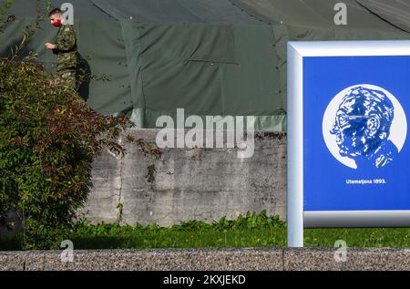 L'esercito croato sta allestendo una tenda presso la Clinica per le malattie infettive Dr. Fran Mihaljevic a Zagabria, Croazia, il 02. Novembre, 2020. Foto: Josip Regovic/PIXSELL Foto Stock