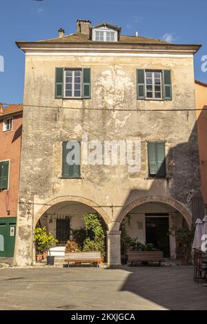 Finalborgo, Italia - 04-07-2021: Strade caratteristiche nel centro storico di Finalborgo Foto Stock