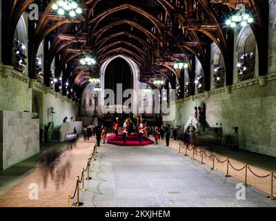 I membri del fascicolo pubblico hanno passato la bara chiusa della sua defunta Maestà la Regina Elisabetta II fotografata durante la prima serata della sdraiata di sua Maestà la Regina Elisabetta II nella sala di Westminster tenutasi al Palazzo di Westminster , Londra , mercoledì 14 settembre 2022 . Foto di Julie Edwards. Foto Stock