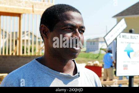 Tornado - Pratt City, Alah. , 12 settembre 2011 Frank Hardy si trova di fronte alla sua nuova casa a Pratt City. La casa di Hardy fu distrutta nell'aprile del 27th, quando una serie di tornado mortali attraversò l'Alabama. La ricostruzione, sotto la direzione dell'architetto Stan Smith, sta utilizzando metodi di costruzione resistenti alle tempeste. Foto FEMA/Ruth Kennedy. Alabama forti tempeste, tornado, venti in linea retta, e alluvioni. Fotografie relative a disastri e programmi, attività e funzionari di gestione delle emergenze Foto Stock