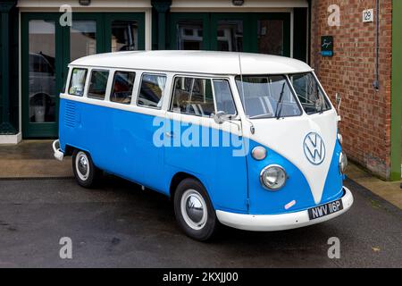 1975 Volkswagen Camper Van ‘NWV 116P’ in mostra all’Assemblea dei cavalli da lavoro tenutasi presso il Bicester Heritage Centre il 27th novembre 2022 Foto Stock