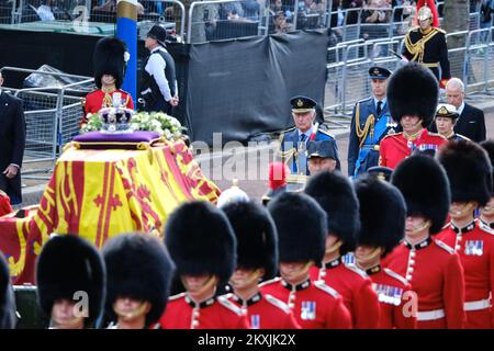 Re Carlo III cammina dietro la bara di sua madre, Maestà la Regina Elisabetta II seguita dal suo primo figlio, Guglielmo il Principe di Galles. Fotografato durante la processione cerimoniale per trasportare la bara di sua defunta Maestà la Regina Elisabetta II da Buckingham Palace al Palazzo di Westminster al Mall , Londra , mercoledì 14 settembre 2022 . Foto di Julie Edwards. Foto Stock