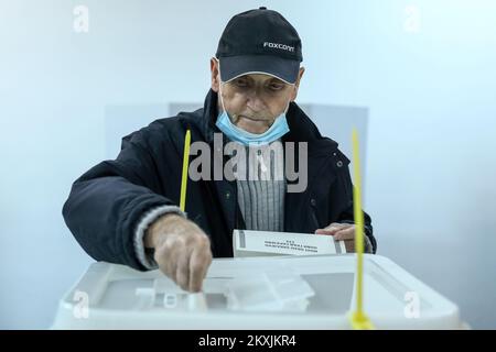 Un uomo indossa una maschera protettiva mentre lancia il suo scrutinio durante le elezioni comunali in un centro di scrutinio, in mezzo alla diffusione della malattia di coronavirus (COVID-19) a Sarajevo, Bosnia-Erzegovina il 15 novembre 2020. Le elezioni comunali in Bosnia-Erzegovina includono l'elezione di un sindaco e di un'assemblea comunale nei 143 comuni della Repubblica Srpska e della Federazione della Bosnia-Erzegovina. Foto: Armin Durgut/PIXSELL Foto Stock