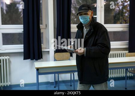 Un uomo indossa una maschera protettiva mentre lancia il suo scrutinio durante le elezioni comunali in un centro di scrutinio, in mezzo alla diffusione della malattia di coronavirus (COVID-19) a Sarajevo, Bosnia-Erzegovina il 15 novembre 2020. Le elezioni comunali in Bosnia-Erzegovina includono l'elezione di un sindaco e di un'assemblea comunale nei 143 comuni della Repubblica Srpska e della Federazione della Bosnia-Erzegovina. Foto: Armin Durgut/PIXSELL Foto Stock