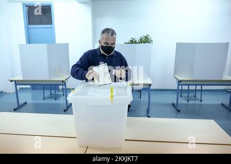 Un uomo indossa una maschera protettiva mentre lancia il suo scrutinio durante le elezioni comunali in un centro di scrutinio, in mezzo alla diffusione della malattia di coronavirus (COVID-19) a Sarajevo, Bosnia-Erzegovina il 15 novembre 2020. Le elezioni comunali in Bosnia-Erzegovina includono l'elezione di un sindaco e di un'assemblea comunale nei 143 comuni della Repubblica Srpska e della Federazione della Bosnia-Erzegovina. Foto: Armin Durgut/PIXSELL Foto Stock