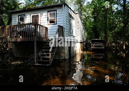 Alluvione uragano/tempesta tropicale - Wayne, N. J. , 13 settembre 2011 13 settembre 2011 dopo la pioggia pesante che segue l'uragano Irene, molte case sono lasciate danneggiate da acqua di alluvione, muffa, e detriti da venti alti. FEMA fornisce fondi per aiutare i sopravvissuti a recuperare. Tim Pioppo/FEMA. Uragano Irene del New Jersey. Fotografie relative a disastri e programmi, attività e funzionari di gestione delle emergenze Foto Stock