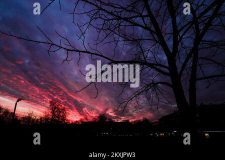 Foto scattata il 23 novembre 2020. Mostra il tramonto a Zagabria, Croazia. Foto: Sanjin Strukic/PIXSELL Foto Stock