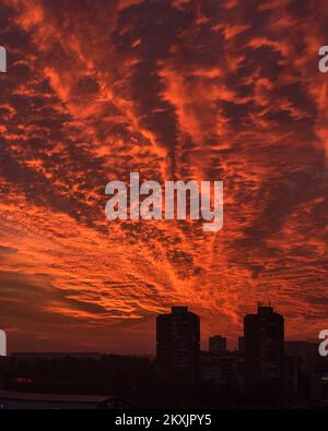 Foto scattata il 23 novembre 2020. Mostra il tramonto a Zagabria, Croazia. Foto: Bruno Fantulin/PIXSELL Foto Stock