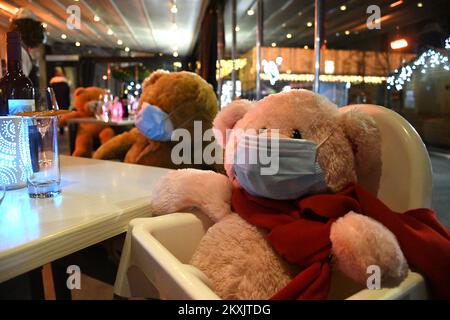 Teddy Bears si siede sulla terrazza del ristorante Franz, a Bjelovar, Croazia, il 28 novembre 2020. Misure più severe per combattere la pandemia di coronavirus hanno avuto effetto a mezzanotte. Una delle misure è la chiusura di caffè e ristoranti. Foto:Damir Spehar/PIXSELL Foto Stock