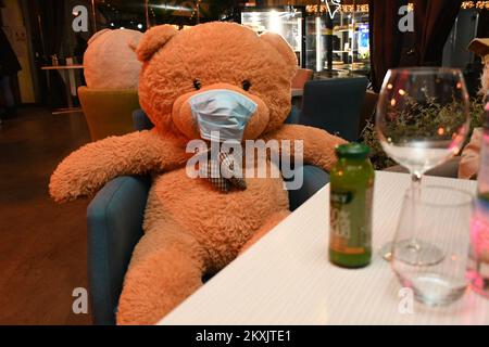 Teddy Bears si siede sulla terrazza del ristorante Franz, a Bjelovar, Croazia, il 28 novembre 2020. Misure più severe per combattere la pandemia di coronavirus hanno avuto effetto a mezzanotte. Una delle misure è la chiusura di caffè e ristoranti. Foto:Damir Spehar/PIXSELL Foto Stock