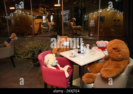 Teddy Bears si siede sulla terrazza del ristorante Franz, a Bjelovar, Croazia, il 28 novembre 2020. Misure più severe per combattere la pandemia di coronavirus hanno avuto effetto a mezzanotte. Una delle misure è la chiusura di caffè e ristoranti. Foto:Damir Spehar/PIXSELL Foto Stock