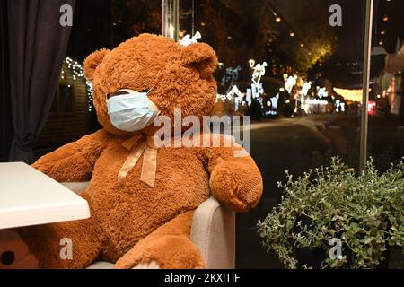 Teddy Bears si siede sulla terrazza del ristorante Franz, a Bjelovar, Croazia, il 28 novembre 2020. Misure più severe per combattere la pandemia di coronavirus hanno avuto effetto a mezzanotte. Una delle misure è la chiusura di caffè e ristoranti. Foto:Damir Spehar/PIXSELL Foto Stock