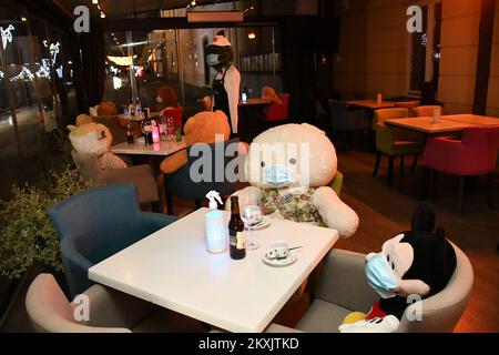 Teddy Bears si siede sulla terrazza del ristorante Franz, a Bjelovar, Croazia, il 28 novembre 2020. Misure più severe per combattere la pandemia di coronavirus hanno avuto effetto a mezzanotte. Una delle misure è la chiusura di caffè e ristoranti. Foto:Damir Spehar/PIXSELL Foto Stock