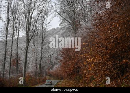 Foto scattata il 29 novembre 2020 mostra lo scenario invernale/autunnale al monte Medvednica, a Zagabria, Croazia (Foto di Igor soban/PIXSELL via Xinhua) Foto Stock