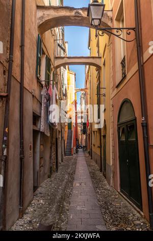 Finalborgo, Italia - 04-07-2021: Strade caratteristiche nel centro storico di Finalborgo Foto Stock