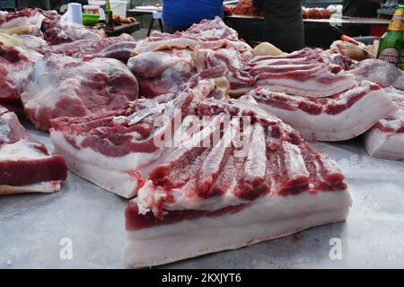 La carne di maiale fresca viene raffigurata durante la tradizionale macellazione di suini slavoni nel villaggio di Jaruge in Croazia il 5 dicembre 2020. Foto: Ivica Galovic/PIXSELL Foto Stock