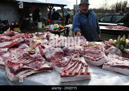 La carne di maiale fresca viene raffigurata durante la tradizionale macellazione di suini slavoni nel villaggio di Jaruge in Croazia il 5 dicembre 2020. Foto: Ivica Galovic/PIXSELL Foto Stock