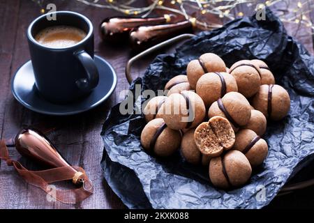 I baci di Lady, i tradizionali biscotti alla noce italiana con farcitura di caffè e cioccolato. Foto Stock