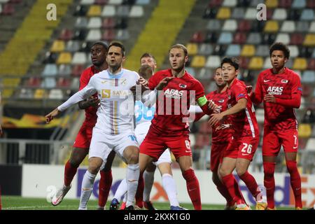 Franko Andrijasevic di HNK Rijeka e Teun Koopmeiners di AZ Alkmaar in azione contro durante la partita di tappa di UEFA Europa League Group F tra HNK Rijeka e AZ Alkmaar allo stadio HNK RIJEKA il 10 dicembre 2020 a Fiume, Croazia. Foto: Goran Kovacic/PIXSELL Foto Stock