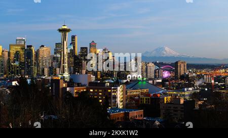 Seattle - 11 febbraio 2022; vista serale dello skyline di Seattle con il vulcano Mount Rainier all'orizzonte Foto Stock