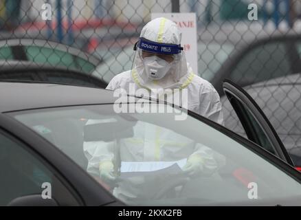 Gli operatori sanitari nei reparti di protezione sono visti testare le persone per il coronavirus. I cittadini sono sottoposti a test per il coronavirus in una clinica drive-in a Siget. Nelle ultime 24 ore sono stati registrati 4.135 nuovi casi, per cui oggi il numero di casi attivi in Croazia è di 25.270. Tra questi, 2.792 pazienti sono ricoverati in ospedale, di cui 295 in terapia respiratoria. Nelle ultime 24 ore, 3.793 persone si sono riprese e 11.114 sono state testate. Il 12 dicembre 2020 la Croazia registra il numero più alto di casi per 100.000 abitanti tra i paesi europei, a Zagabria, in Croazia. Foto: Zeljko Lukunic/PIXSELL Foto Stock