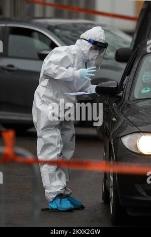 Gli operatori sanitari nei reparti di protezione sono visti testare le persone per il coronavirus. I cittadini sono sottoposti a test per il coronavirus in una clinica drive-in a Siget. Nelle ultime 24 ore sono stati registrati 4.135 nuovi casi, per cui oggi il numero di casi attivi in Croazia è di 25.270. Tra questi, 2.792 pazienti sono ricoverati in ospedale, di cui 295 in terapia respiratoria. Nelle ultime 24 ore, 3.793 persone si sono riprese e 11.114 sono state testate. Il 12 dicembre 2020 la Croazia registra il numero più alto di casi per 100.000 abitanti tra i paesi europei, a Zagabria, in Croazia. Foto: Zeljko Lukunic/PIXSELL Foto Stock