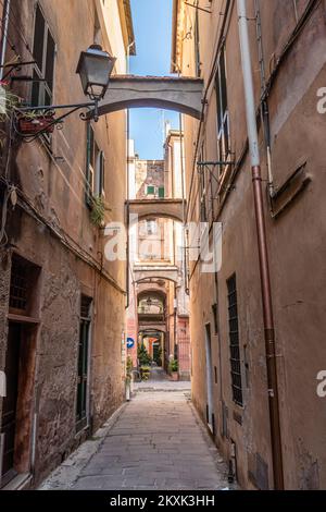 Finalborgo, Italia - 04-07-2021: Strade caratteristiche nel centro storico di Finalborgo Foto Stock